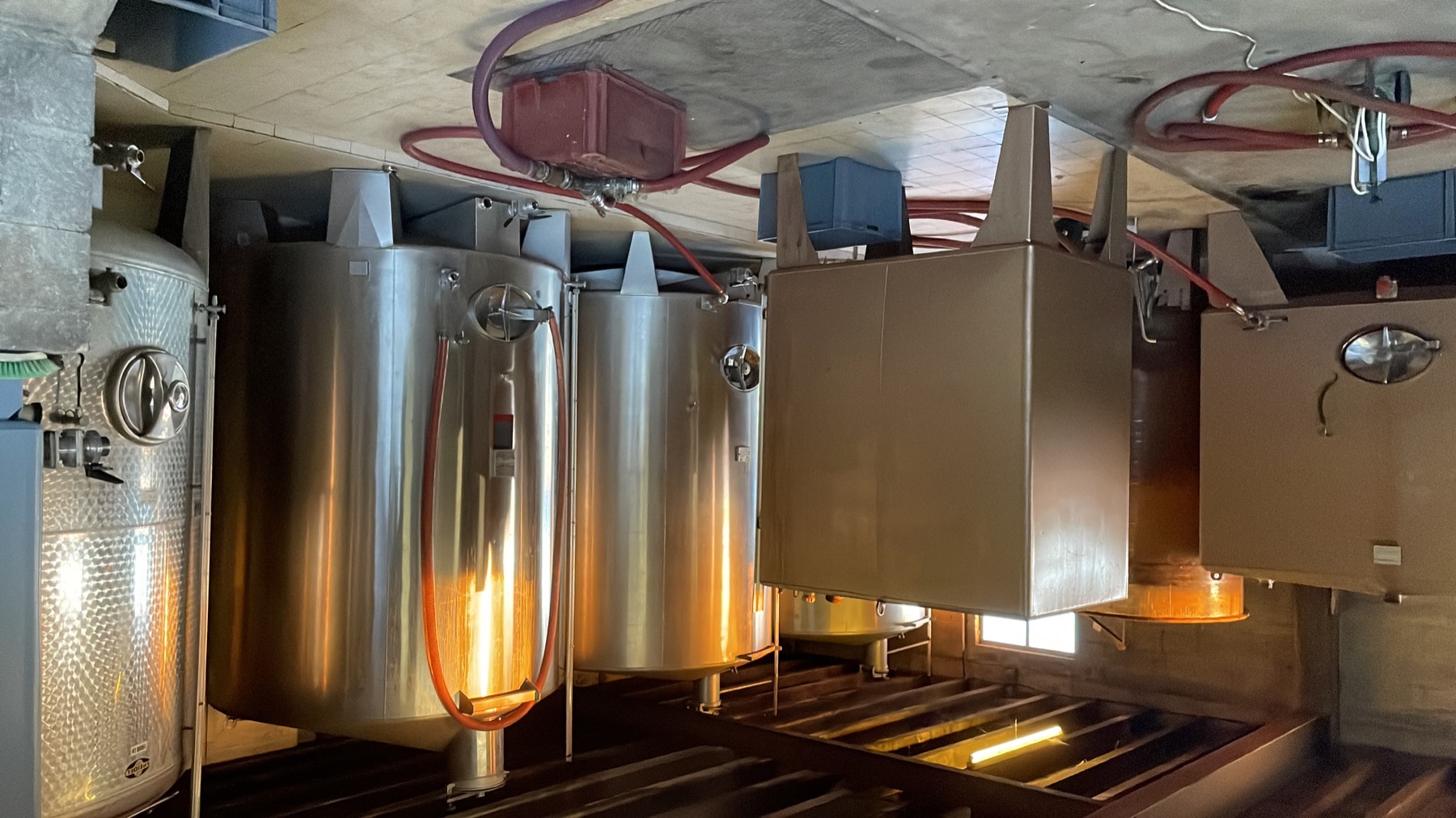 Cuves inox dans la cave de vinification